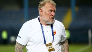 Спрягат за треньор на България играл в Реал и Барса