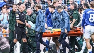 Световен шампион откаран в болница при победа на Челси