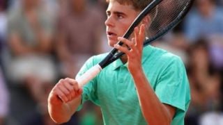 Наш тенисист се падна срещу съквартиранта си