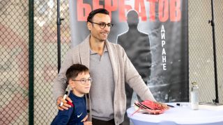 Бербатов радва ученици и таланти от школата на Берое