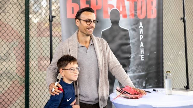 Бербатов радва ученици и таланти от школата на Берое