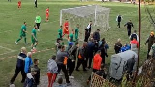 Пред погледите на деца: Масов бой на футболен мач у нас! Кадри 18+