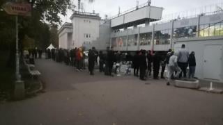 Край с билетите за първия мач на "Армията", Стойчо Младенов се сдоби с фен карта