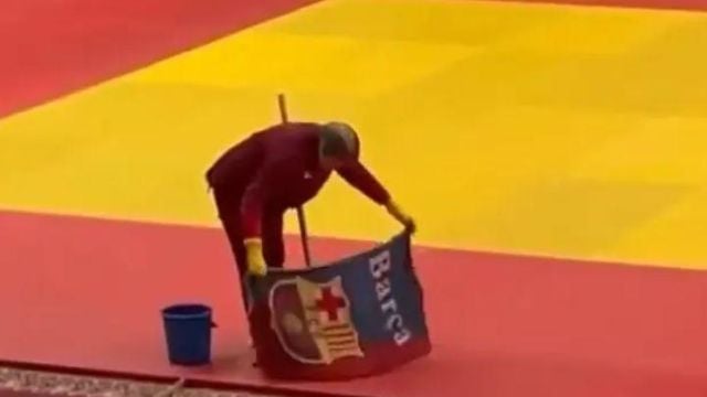 Бърсане на тепиха с кърпа на Барса шашна света