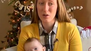 Майка забелязва, че детето й се смее странно. После се случва нещо, което изумява всички