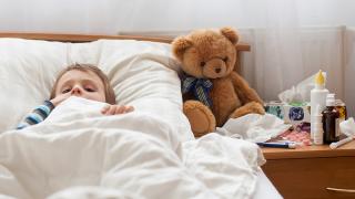 Бруталните и безсмислени методи на народната медицина, с които родителите измъчват децата си