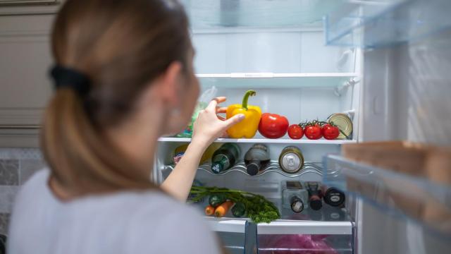 Замразените плодове губят ли хранителни вещества? Диетологът Читра БК обяснява какво показва изследване