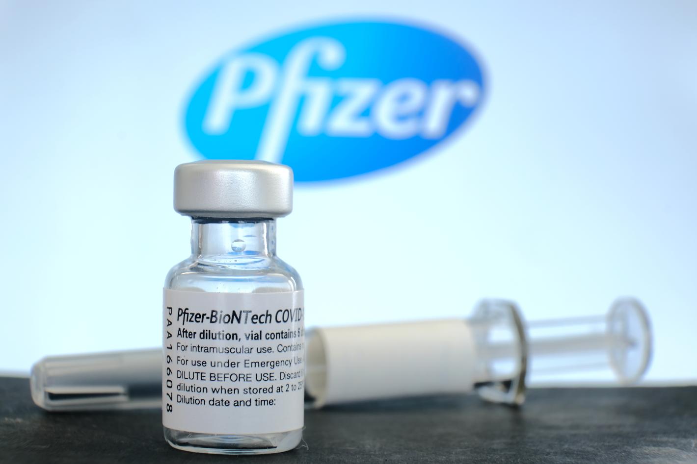 Ново изследване свързва ваксината на Pfizer с временни промени в роговицата