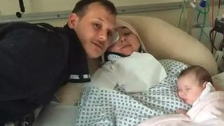 Прозявка прати млада майка в инвалидна количка, лекарите ѝ дадоха шанс 50/50