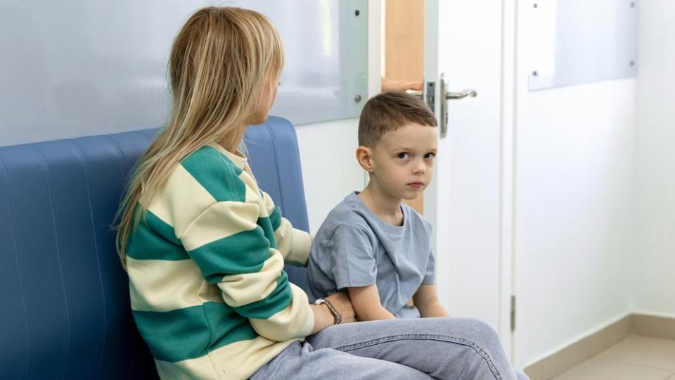 Дължа ли такса като придружител на дете  на 16 години, хоспитализирано по спешност?