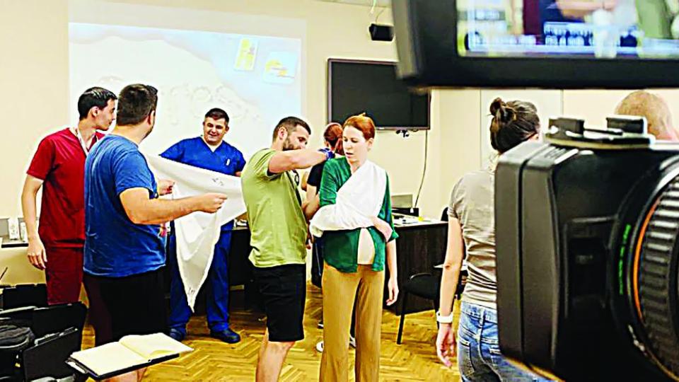 Лекари обучават родители как да дават първа помощ