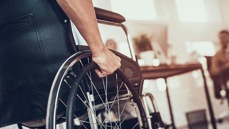 Хората с ТЕЛК получават по-високи помощи
