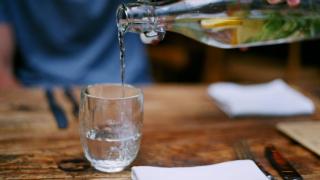 Чаша вода след хранене прави целувките безопасни