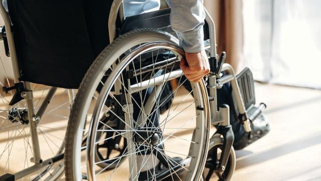Длъжна ли съм да предоставя лична карта на търговеца при отпускане на помощни средства?