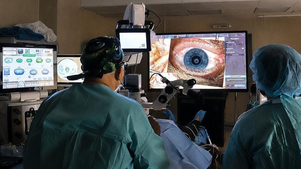 Нова дигитална 3D система променя очната хирургия във ВМА в София