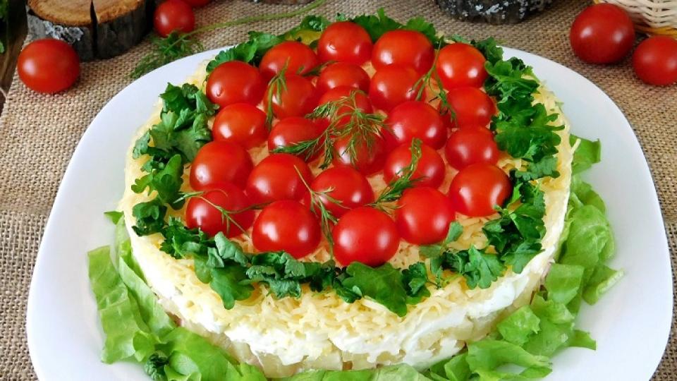 Вкусна салата с пиле и орехи, на която няма да устоят и най-стеснителните ви гости!