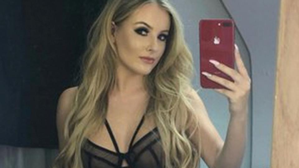 Красива блондинка си купи нови и тесни обувки, но едва не загуби краката си