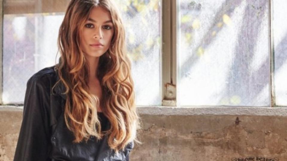 Нова мода или жесток гаф: Модел се появи с прозрачна пола, а отдолу се показа... СНИМКА