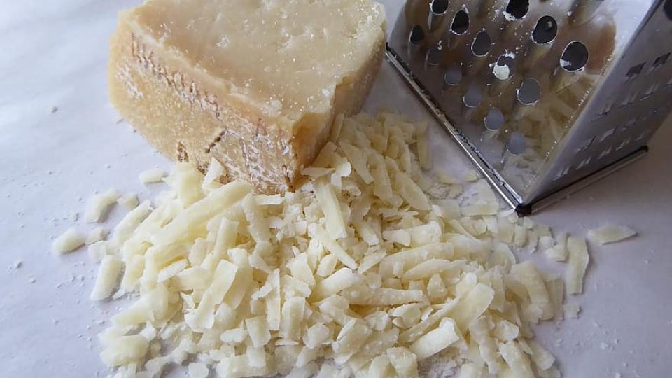 Видях какво прави сестра ми и разбрах, че цял живот съм стъргала сиренето неправилно