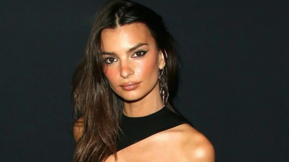 Емили Ратайковски се заголи бременна и изби рибата СНИМКИ