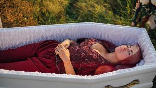 Защо ФБ се напълни със зловещи СНИМКИ на красиви украинки в ковчези