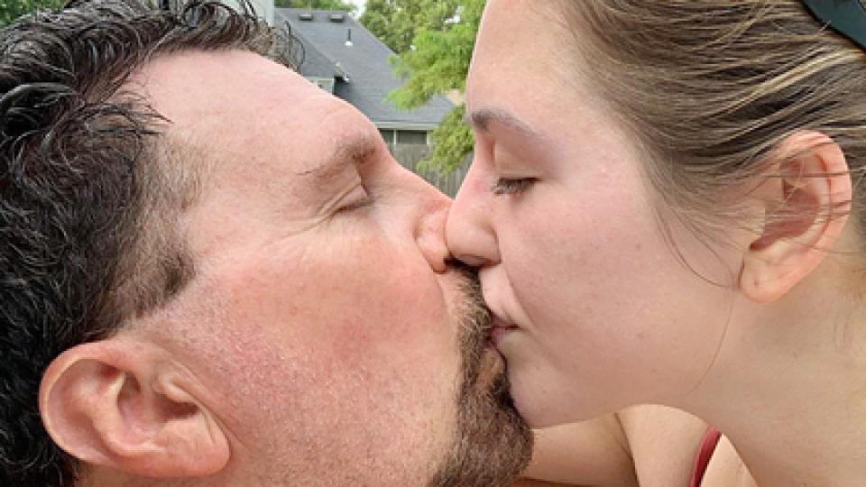 55-г. мъж се загаджи с 27-годишна, всички са в шок от последвалото СНИМКИ