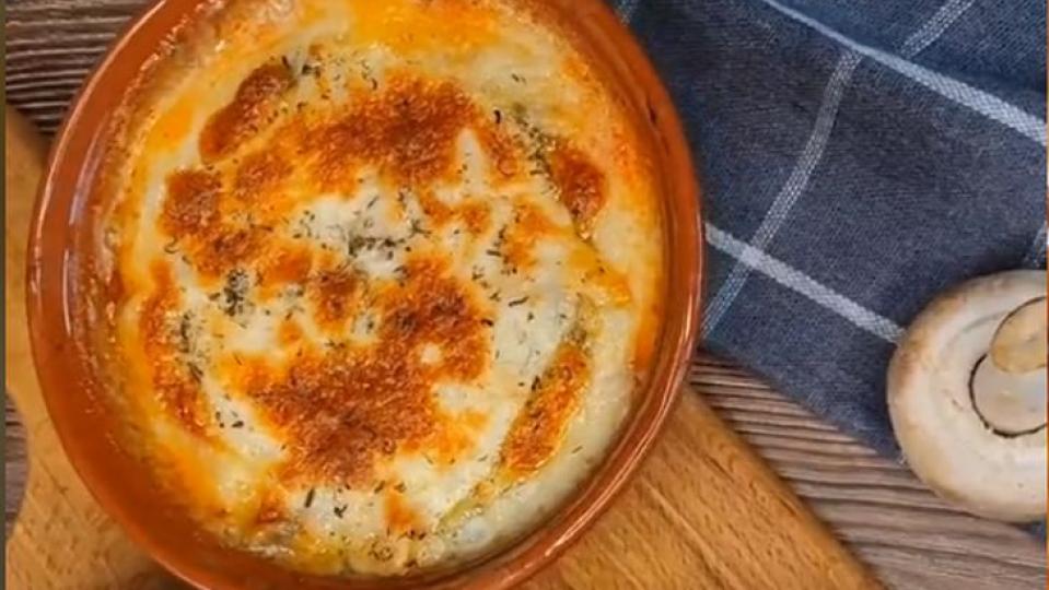Тези вкусни гювечета се топят в устата, пилешкото е крехко и сочно, а сосът...