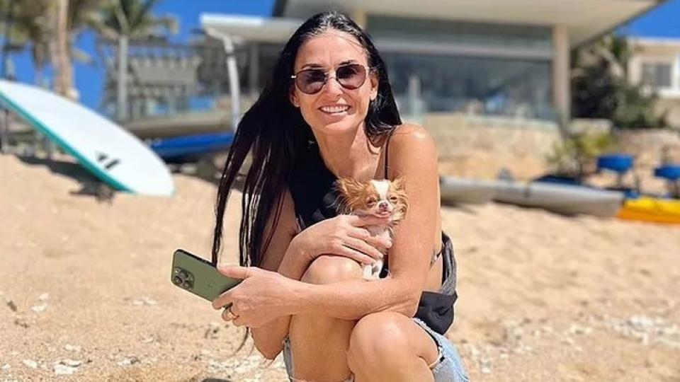 На ръба на приличието: 60-г. Деми Мур се пусна по оскъдни бикини СНИМКА 18+