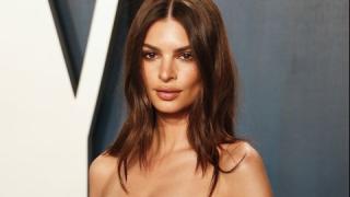 Скандално: Емили Ратайковски лъсна в пола дълга 5 см., всичко й се видя