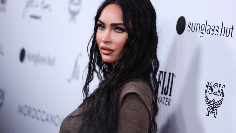 Меган Фокс лъсна в прозрачна рокля, скри зърна с… СНИМКИ