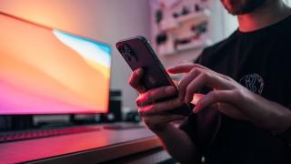 Младеж видя пост на гаджето в мрежата и отмени годежа