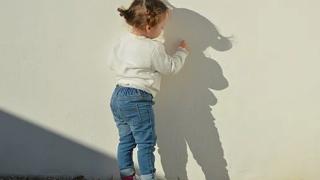 Педиатър: Не давайте на детето да си рови в носа – опасно е!