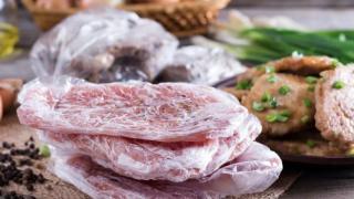 Всички допускаме тези грешки при размразяване на месото и го превръщаме в опасна бомба