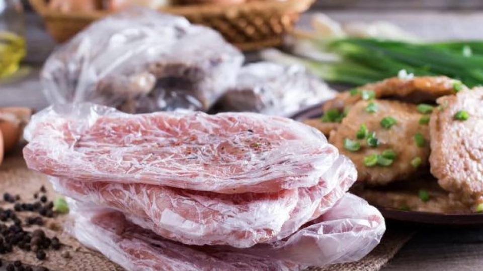 Всички допускаме тези грешки при размразяване на месото и го превръщаме в опасна бомба