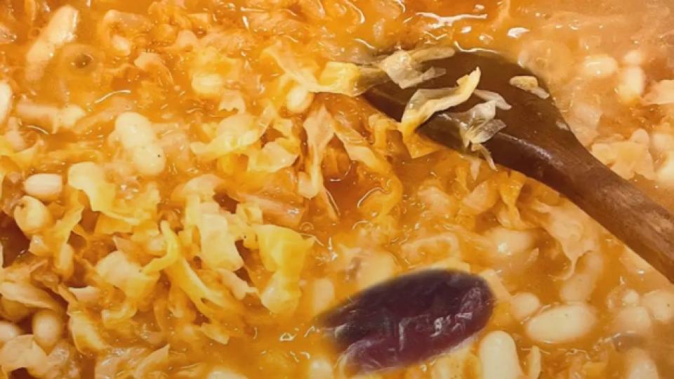 Няма наяждане с този боб с кисело зеле в тенджера, върви и с чушчици