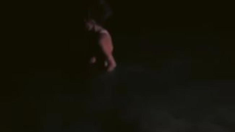 Майка на 4 деца влезе по тъмно в морето, последвалото е смайващо ВИДЕО