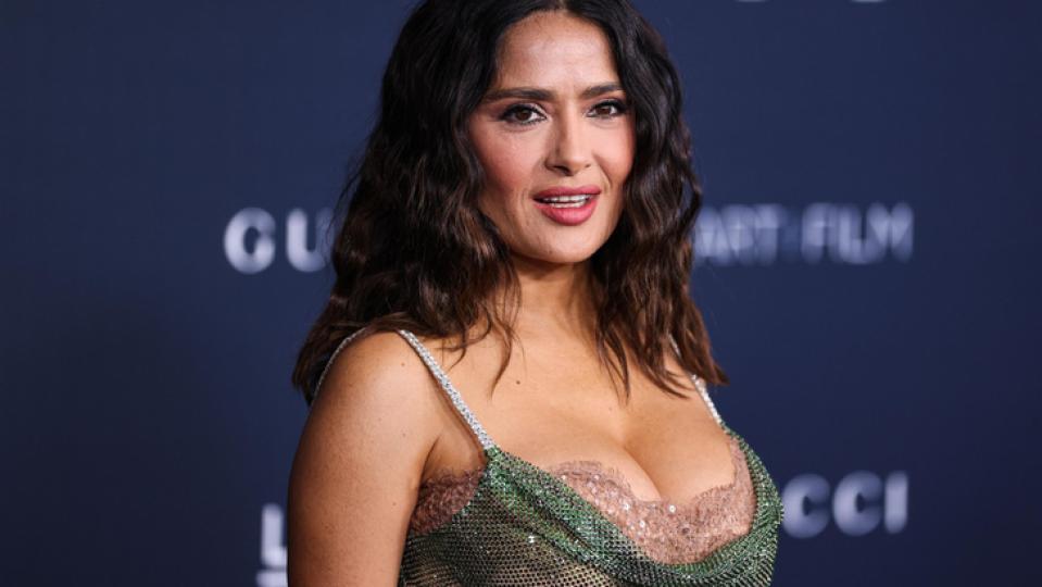 57-г. Салма Хайек изуми с полугола СНИМКА