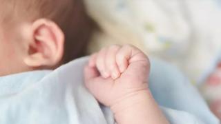 Многодетна майка се събуди посред нощ, погледна в креватчето на бебето си и изтръпна от ужас