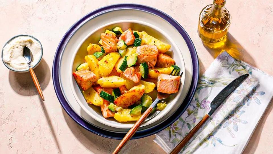 Сьомга с картофи и тиквички на тиган - нереална вкусотия