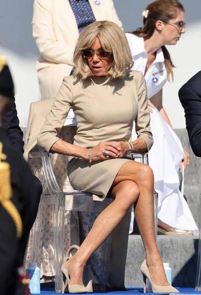 Забрави дрескода: 71-г. Бриджит Макрон показа голи баджаци в минижуп СНИМКИ