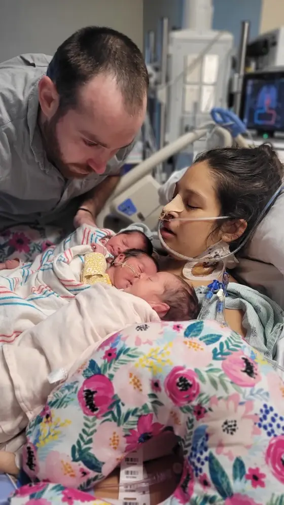 Бременна с тризнаци мина през ада, а когато най-сетне роди и протегна ръце към бебетата... СНИМКИ