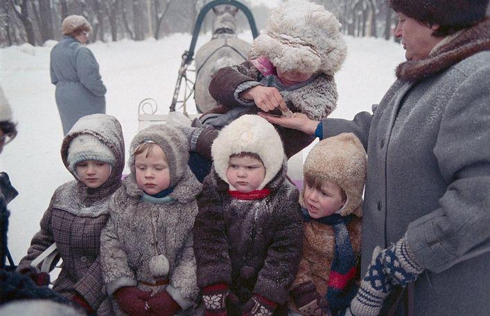 Спомени от соца: Зимното облекло на децата, което те мразеха, но пък им бе топло! СНИМКИ