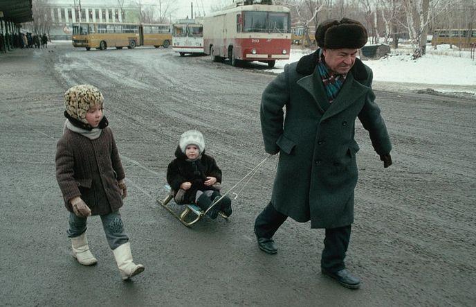 Спомени от соца: Зимното облекло на децата, което те мразеха, но пък им бе топло! СНИМКИ
