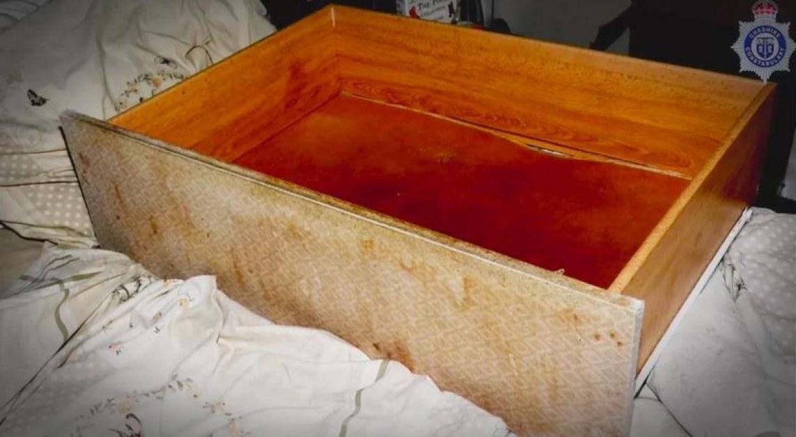 Мъж се прибра до тоалетната у дома и чу шум под леглото, оказа се нещо шокиращо