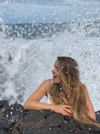 Как изглеждат в бански половинките на най-богатите мъже? СНИМКИ 18+