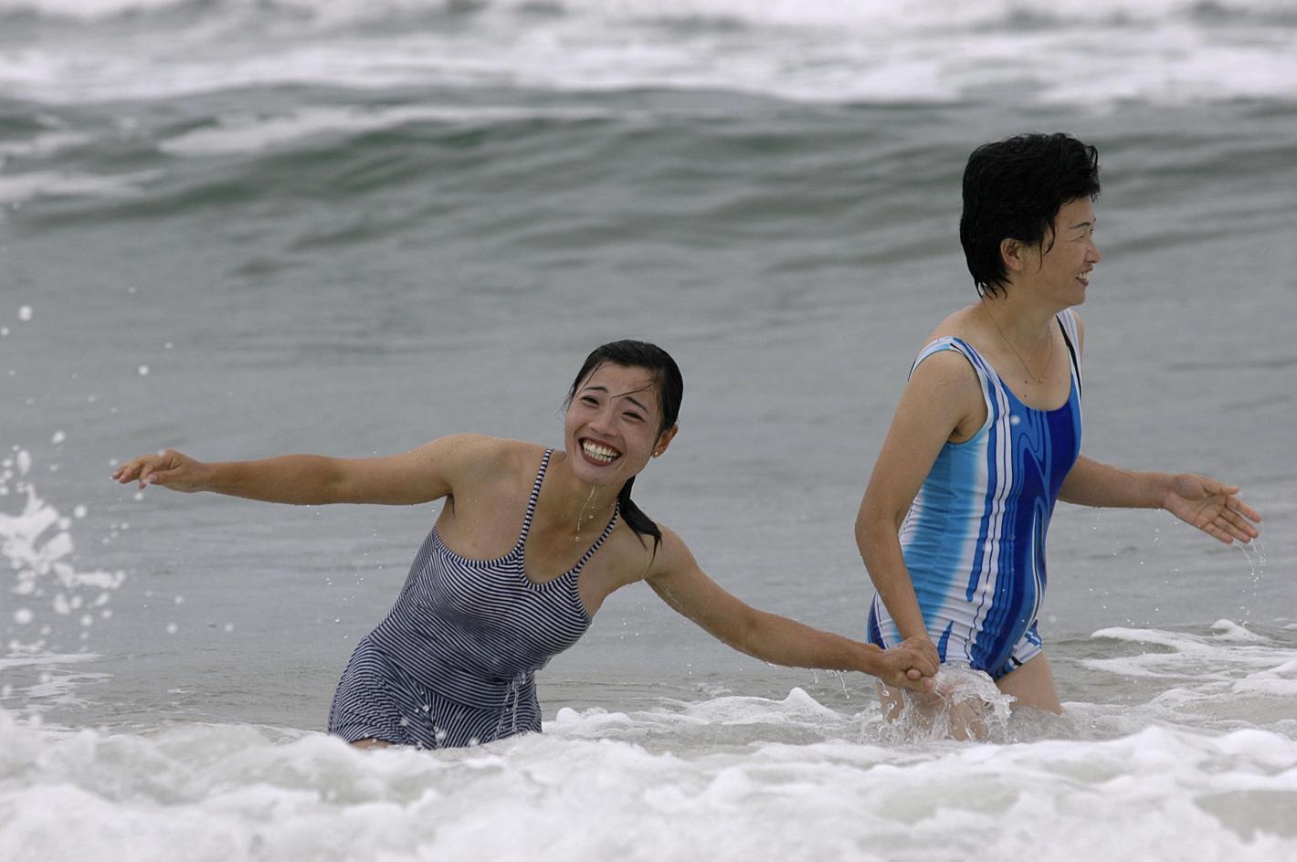 Какви бански носят жените в Северна Корея? Неочаквани модни правила СНИМКИ