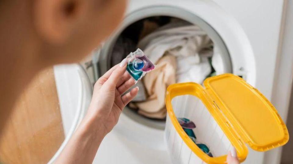 Дрехите избледняват още след първото пране? Кухненската съставка, която спасява цветовете