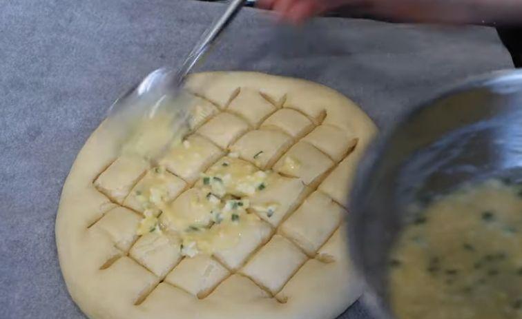 Домашен хляб с чесън и сиренце - няма такава вкусотия