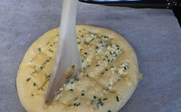 Домашен хляб с чесън и сиренце - няма такава вкусотия