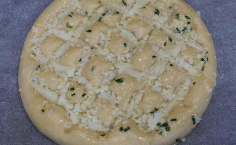 Домашен хляб с чесън и сиренце - няма такава вкусотия